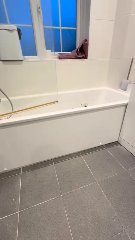The bath panel, from yellowed to brilliant white — after
