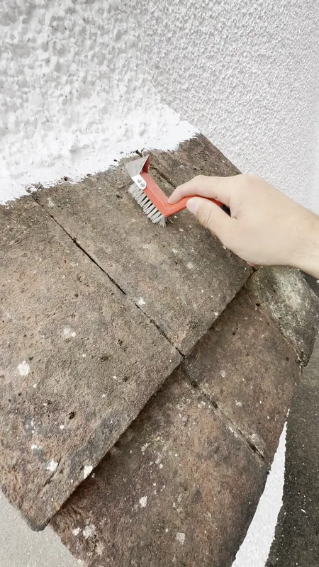 Cleaning the corner tiles
