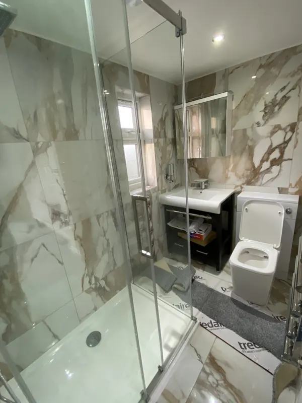 Marble-effect shower room