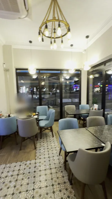 Window dining area: ceilings and walls repainted — after